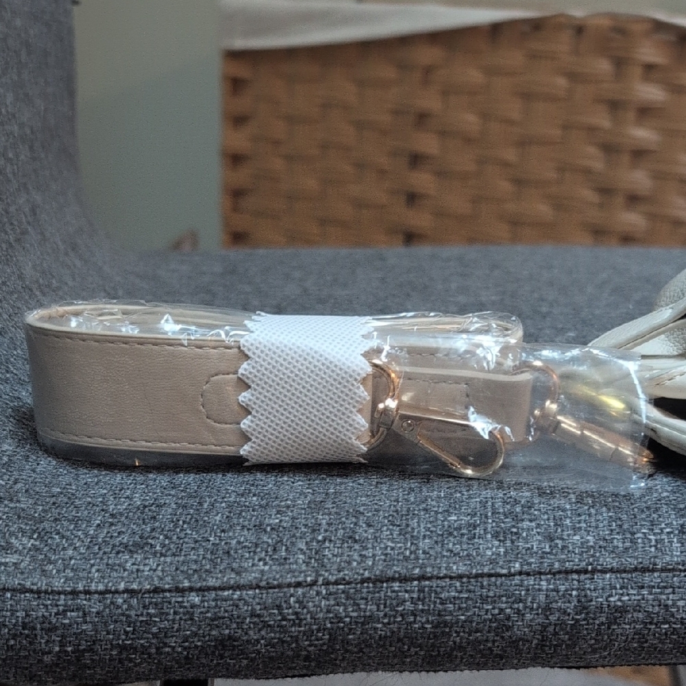 White Leather Crossbody Belt Bag - Minimal Everyday Style - Picture 5 of 5